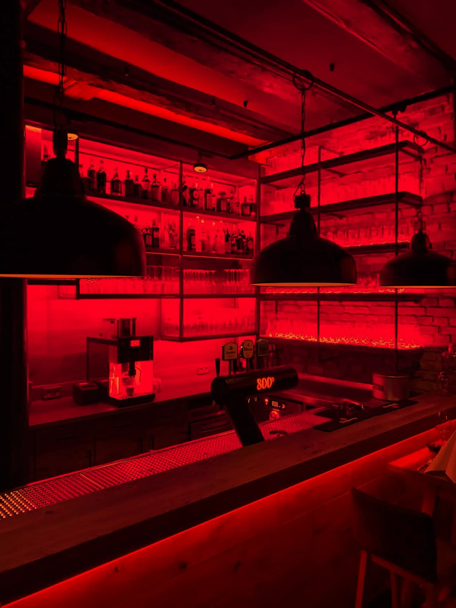 Die Bar am Abend, der Schriftzug 800 Grad leuchtet am Zapfhahn